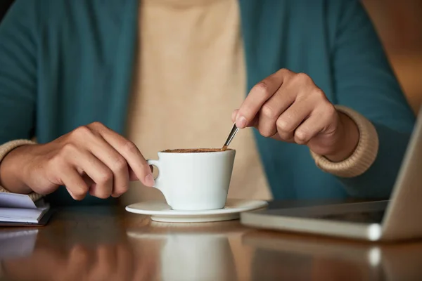 Handen Van Mens Mengen Van Suiker Kopje Espresso — Stockfoto