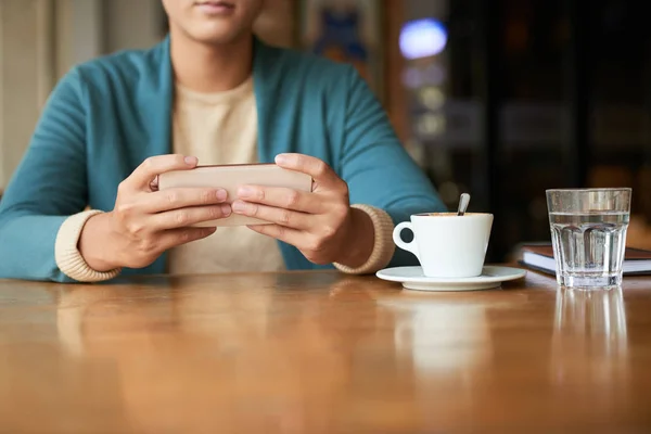 Beskuren Bild Ung Man Dricka Kaffe Restaurang Och Kontrollera Sociala — Stockfoto