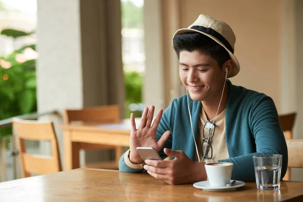 Sonriente Joven Guapo Saludando Amigo Que Está Grabando — Foto de Stock