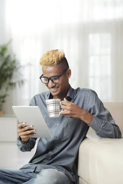 Uomo Africano Abbigliamento Casual Bere Guardando Qualcosa Sul Tablet Digitale — Foto Stock