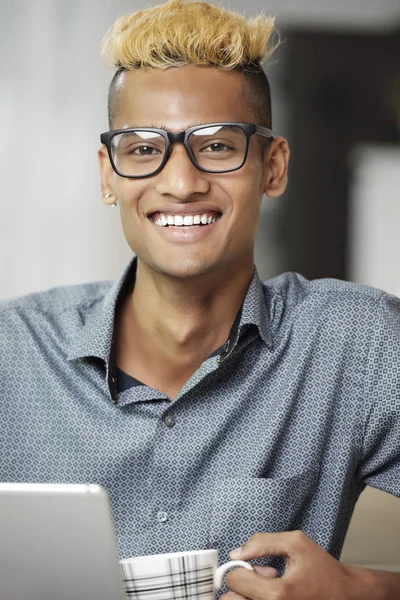 Ritratto Giovane Uomo Felice Africano Con Gli Occhiali Che Sorride — Foto Stock