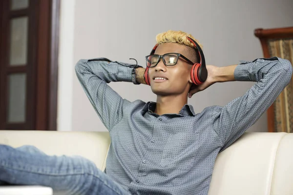 Jovem Africano Óculos Relaxando Sofá Fone Ouvido Desfrutando Sua Música — Fotografia de Stock