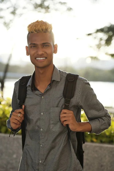 Portrét Afrického Mladého Příležitostného Muže Který Stál Batohu Zády Usmíval — Stock fotografie