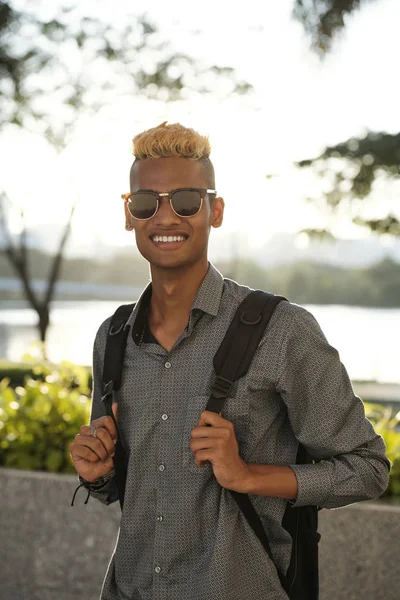 Porträtt African College Student Solglasögon Och Med Ryggsäck Bakom Ryggen — Stockfoto