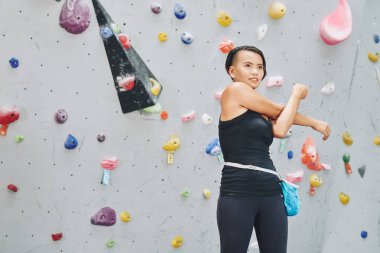Yapay duvara bouldering önce Pretty Vietnamlı kadın ısınma-Up