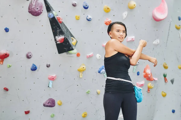 Ganska Vietnamesisk Kvinna Uppvärmningen Innan Bouldering Konstgjord Vägg — Stockfoto