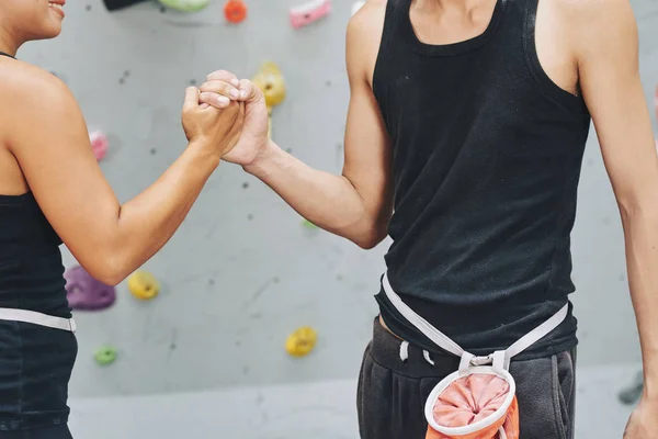 Gülen Sporcu Ona Destek Olmak Için Sportif Bir Adamın Elini — Stok fotoğraf