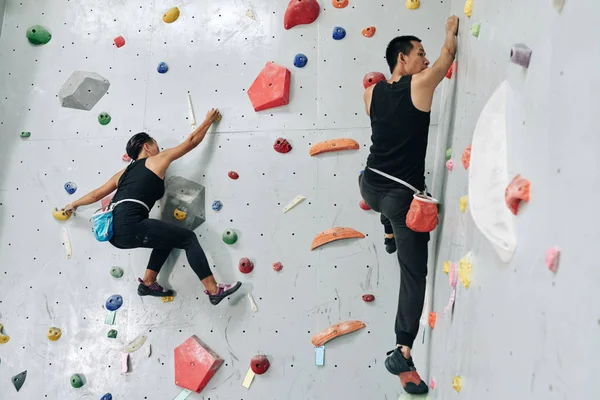 Sporty Couple Enjoying Bouldering Climbing Center — Stock Photo, Image