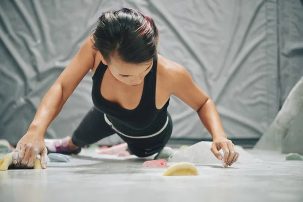 Ung Asiatisk Kvinna Njuter Bouldering Inomhus Klättring Gym — Stockfoto