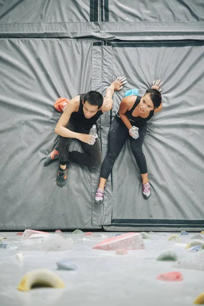 Vietnamese Young People Resting Mat Drinking Water — Stock Photo, Image