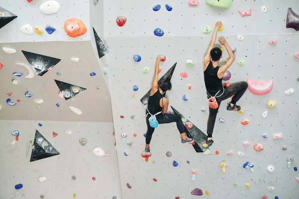 Spor Salonunda Yapay Duvara Tırmanmanın Keyfini Çıkaran Çift — Stok fotoğraf