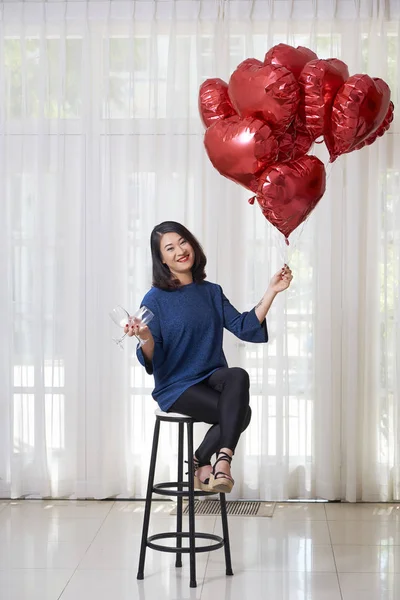 Retrato Mujer Asiática Feliz Sentada Con Globos Rojos Sosteniendo Dos —  Fotos de Stock