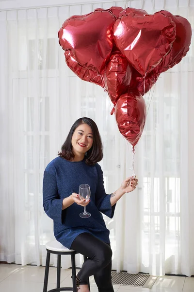 Retrato Una Joven Asiática Sentada Una Silla Sosteniendo Globos Rojos —  Fotos de Stock