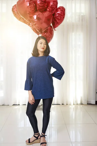 Porträtt Asiatisk Vacker Kvinna Stående Med Röda Hjärtformade Ballonger Bakom — Stockfoto