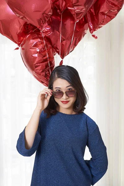 Retrato Una Joven Mujer Bonita Con Gafas Sol Mirando Cámara —  Fotos de Stock