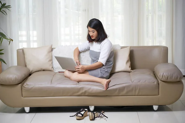 Asiatico Giovane Donna Seduta Sul Divano Utilizzando Computer Portatile Mentre — Foto Stock