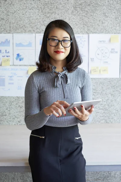 Портрет Азиатской Молодой Предпринимательницы Очках Стоящей Цифровым Планшетом Смотрящей Камеру — стоковое фото