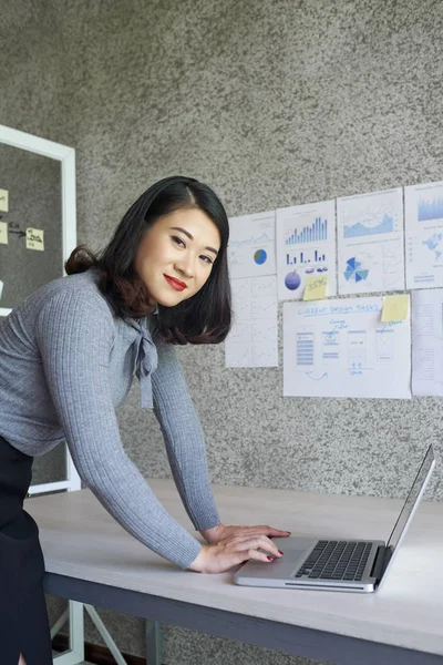 Retrato Mujer Negocios Asiática Pie Cerca Mesa Con Ordenador Portátil — Foto de Stock