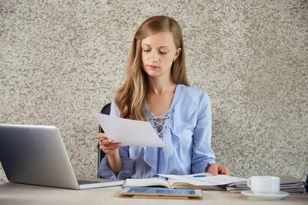 Portret Van Jonge Mooie Business Lady Werken Met Papieren Aan — Stockfoto