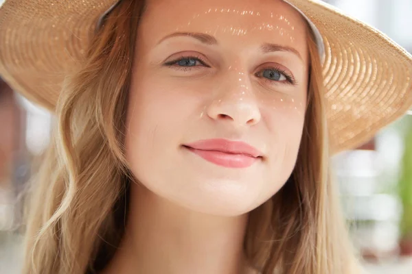 Face Attractive Smiling Young Woman Wearing Straw Hat Summer Day — Stock Photo, Image