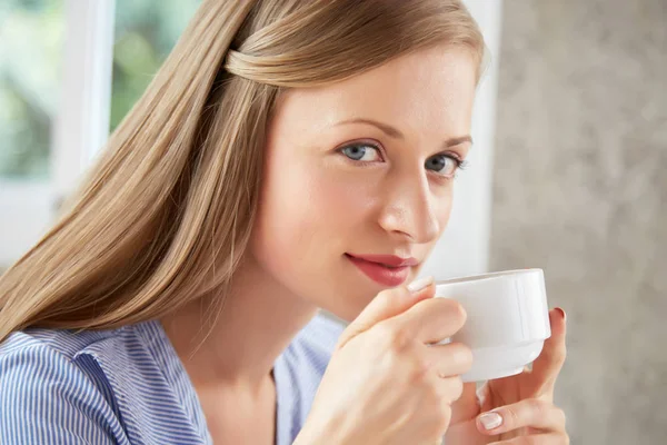 Adorável Jovem Mulher Desfrutando Xícara Chá Quente Saboroso — Fotografia de Stock