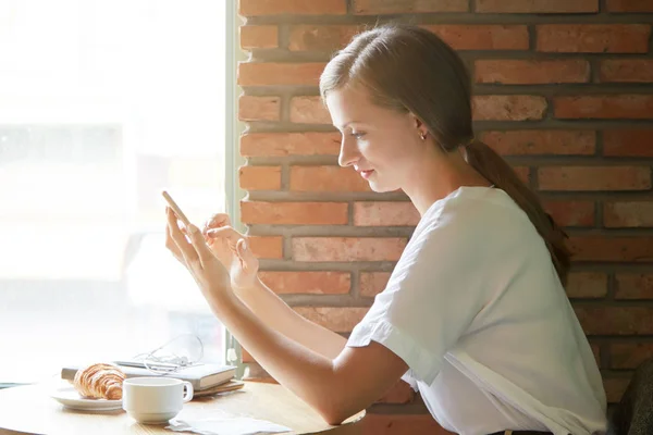 Attraktive Junge Frau Sitzt Cafétisch Und Telefoniert — Stockfoto