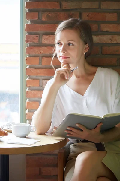 Positive Hübsche Junge Geschäftsfrau Mit Ihrem Planer Sitzt Café — Stockfoto