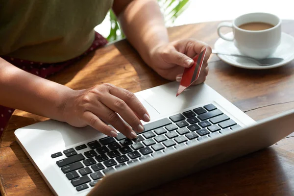 Arriba Tiro Mujer Irreconocible Con Tarjeta Crédito Pago Compra Línea — Foto de Stock