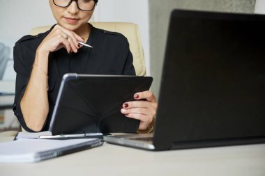 Tablet bilgisayarda sözleşme ayrıntılarını kontrol pensive iş bayan Kırpılmış görüntü