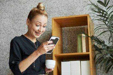 Sürpriz iş kadını iş ortaklarının çalışanlarından gelen haberlerle kısa mesaj okuma