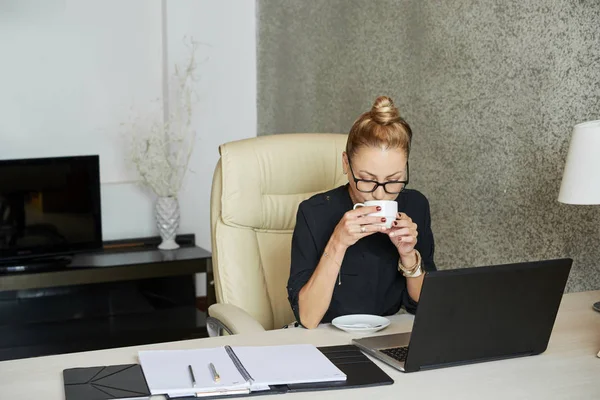 Senhora Negócios Apreciando Xícara Café Lendo Mails Tela Laptop — Fotografia de Stock