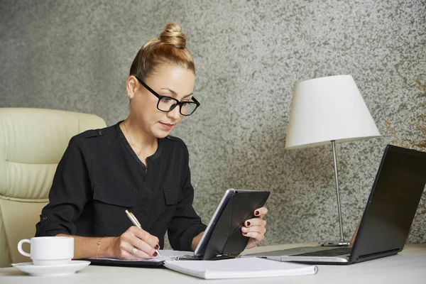 Pretty Businesswoman Wearing Hair Bun Filling Personal Information Contract — Stock Photo, Image