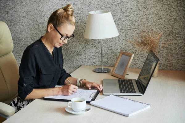 Business Lady Zittend Haar Kantoor Tablet Schrijven Het Document — Stockfoto