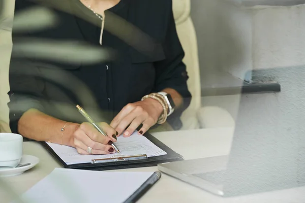 Gemanicuurde Handen Van Zakenvrouw Het Invullen Van Informatie Het Onderhanden — Stockfoto