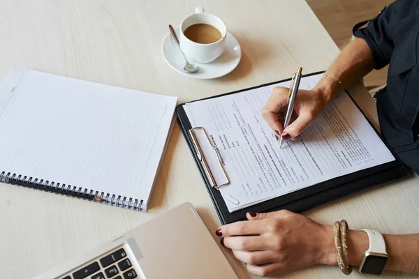 Business Lady Med Kopp Kaffe Och Fylla Adress Entreprenadkontrakt — Stockfoto