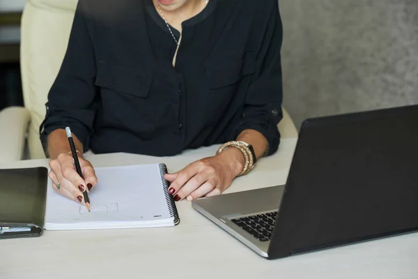 Pensive Zakenvrouw Maken Schets Van Container Haar Kladblok Mogelijke Winst — Stockfoto