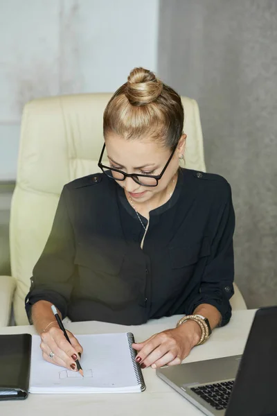 Affärskvinna Glasögon Sitter Hennes Kontor Bord Och Ritning Skiss Produktpaket — Stockfoto