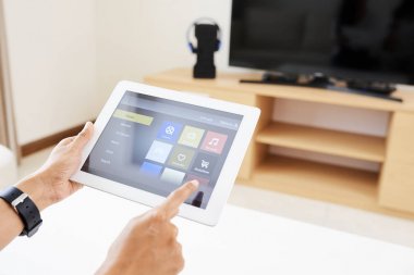 Evde dijital tablet online uygulama ile tv kontrol kadının yakın çekim