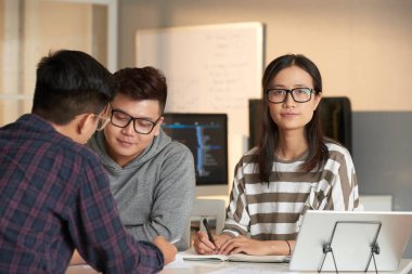 Genç bayan yazılım mühendisi iş arkadaşlarıyla toplantıya katıldı