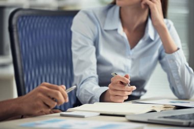 Toplantıda düşünce ve fikirleri tartışan genç girişimcilerin elleri
