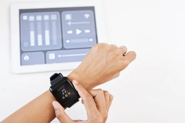 Zbliżenie Młodej Kobiety Podłączając Inteligentny Zegarek Rękę Cyfrowym Tabletem Kontrolując — Zdjęcie stockowe