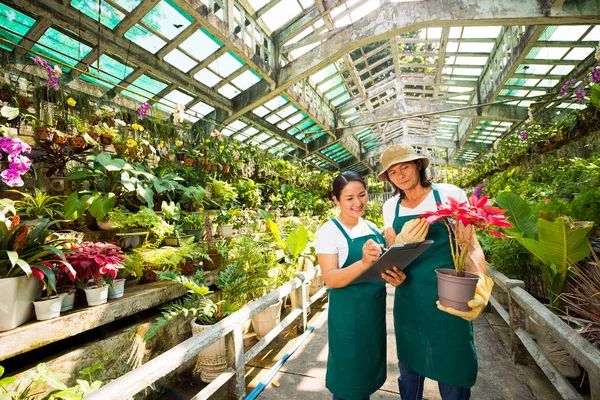 Trabalhadores Mercado Flores Cobertas Tomando Notas — Fotografia de Stock