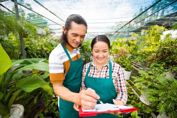 Orangery Eigenaren Controleren Lijst Met Planten — Stockfoto