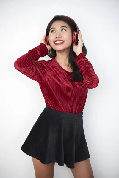 Sorridente Bella Ragazza Gonna Indossando Cuffie Wireless Ascoltando Musica Mentre — Foto Stock