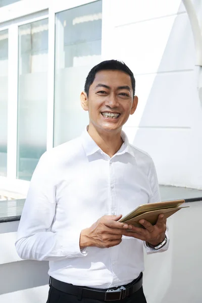 Retrato Hombre Maduro Camisa Blanca Sosteniendo Tableta Digital Sonriendo Cámara — Foto de Stock