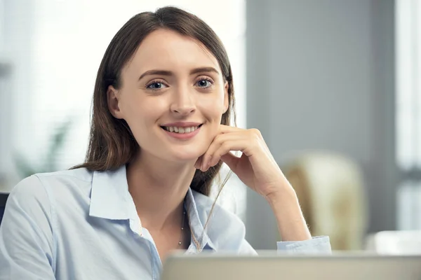 Portrait Pretty Smiling Business Woman Working Office — Stock Photo, Image