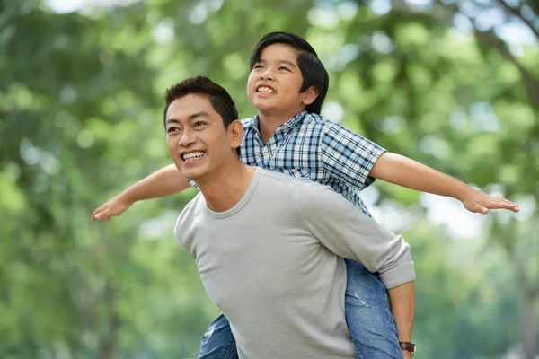 Vrolijke Volwassen Vietnamese Man Geven Piggyback Rit Naar Zijn Zoon — Stockfoto