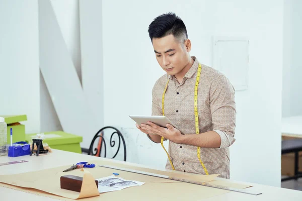 Joven Sastre Vietnamita Pie Lugar Trabajo Viendo Tutorial Computadora Tablet — Foto de Stock