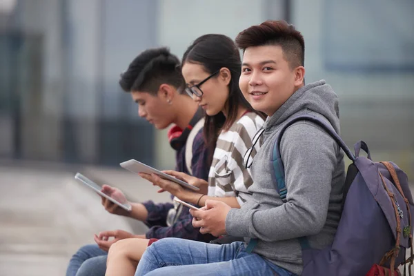 Alegre Estudiante Asiática Universitaria Con Smartphone Sentado Lado Compañeros Clase — Foto de Stock