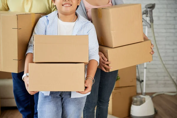 Vrolijke Familie Met Veel Kartonnen Dozen Gevuld Met Hun Belongigns — Stockfoto